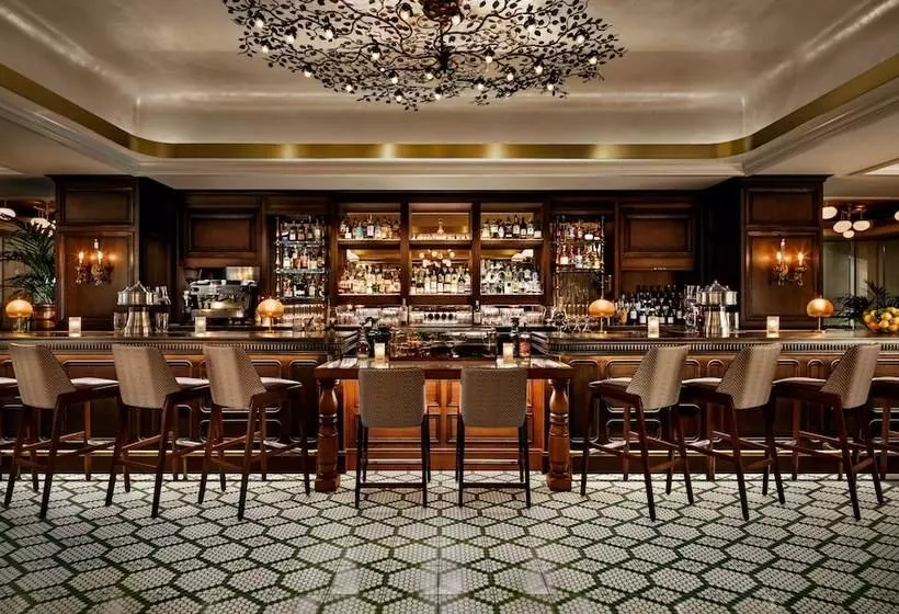 Hotelli Fairmont Century Plaza Gold Experience