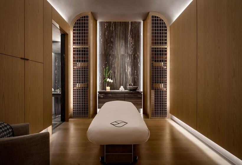 فندق Fairmont Century Plaza Gold Experience