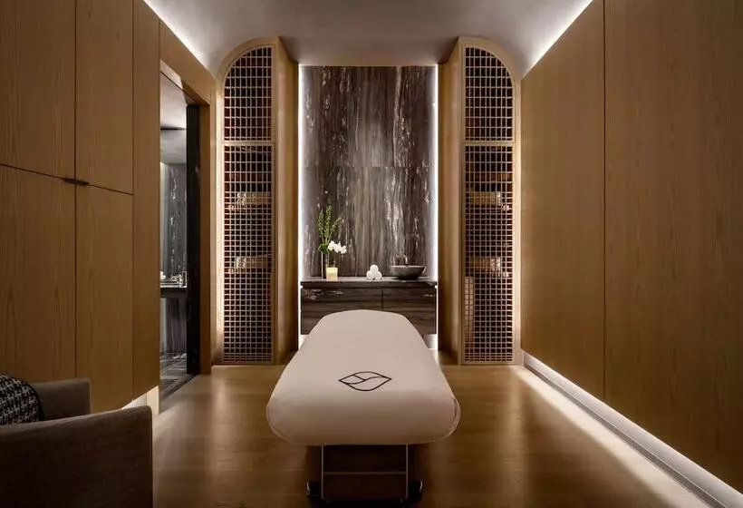 Hotelli Fairmont Century Plaza Gold Experience