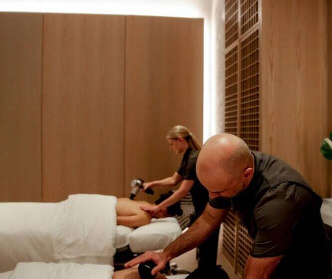 فندق Fairmont Century Plaza Gold Experience