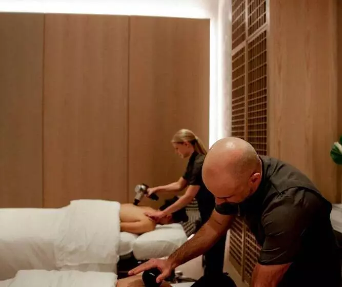 Hotelli Fairmont Century Plaza Gold Experience