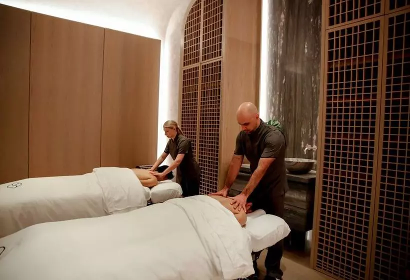 Hotelli Fairmont Century Plaza Gold Experience