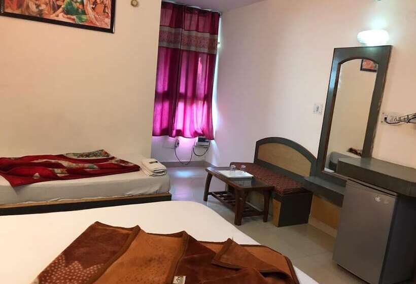 Hotel Goroomgo Bajrang Paharganj New Delhi