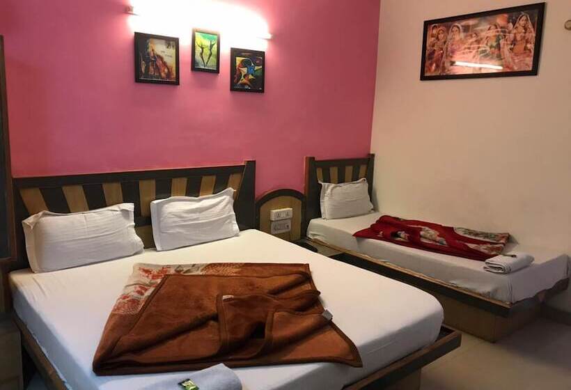 Hotel Goroomgo Bajrang Paharganj New Delhi