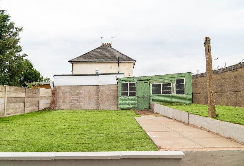 Spacious House With Garden Close To Birmingham City Centre