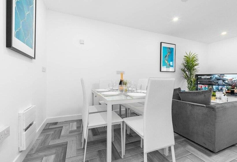 Spacious House With Garden Close To Birmingham City Centre