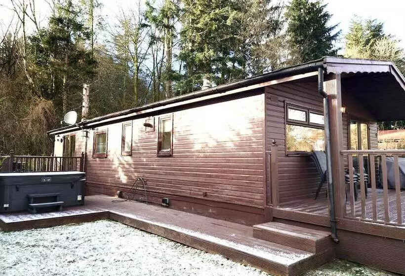 Stunning 4 Bedroom Cabin With Hot Tub In Beattock!