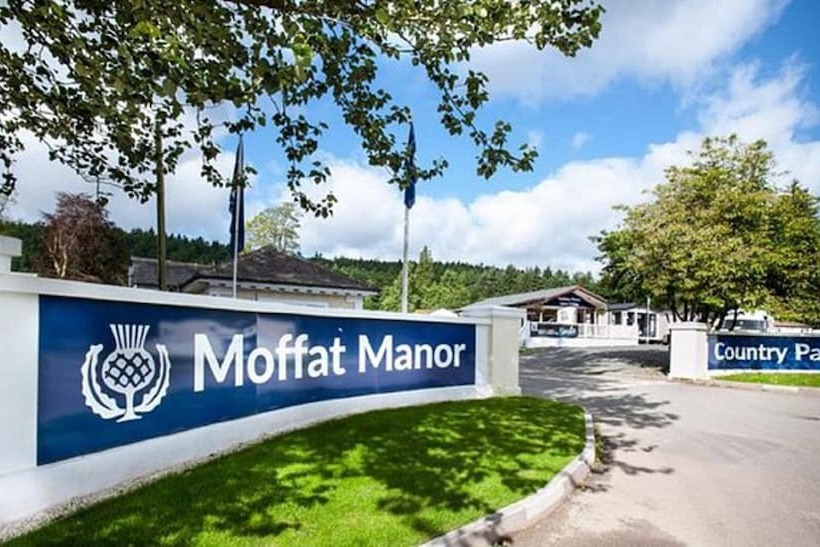 Stunning 4 Bedroom Cabin With Hot Tub In Beattock!