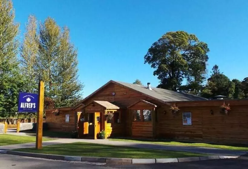 Stunning 4 Bedroom Cabin With Hot Tub In Beattock!