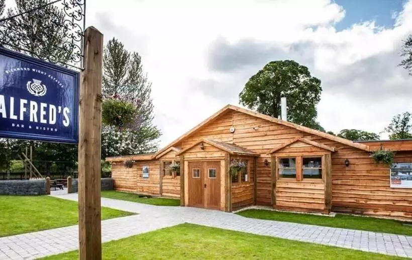 Stunning 4 Bedroom Cabin With Hot Tub In Beattock!