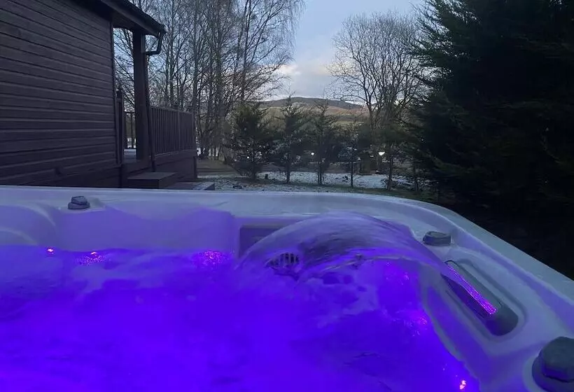 Stunning 4 Bedroom Cabin With Hot Tub In Beattock!