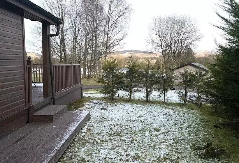 Stunning 4 Bedroom Cabin With Hot Tub In Beattock!