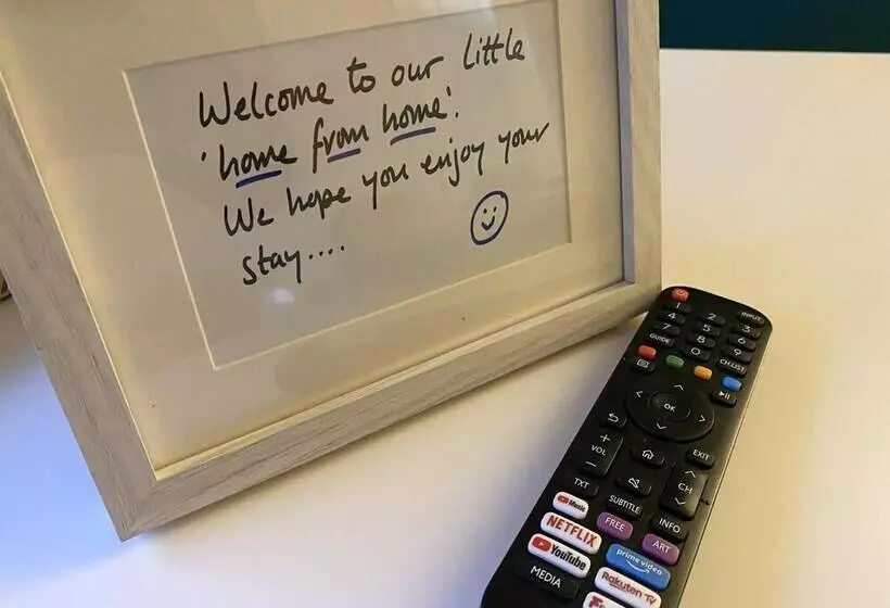 Stunning 4 Bedroom Cabin With Hot Tub In Beattock!