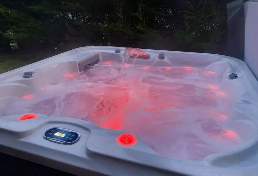 Stunning 4 Bedroom Cabin With Hot Tub In Beattock!