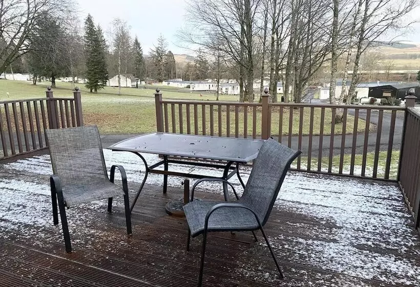 Stunning 4 Bedroom Cabin With Hot Tub In Beattock!