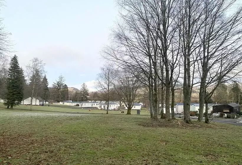 Stunning 4 Bedroom Cabin With Hot Tub In Beattock!