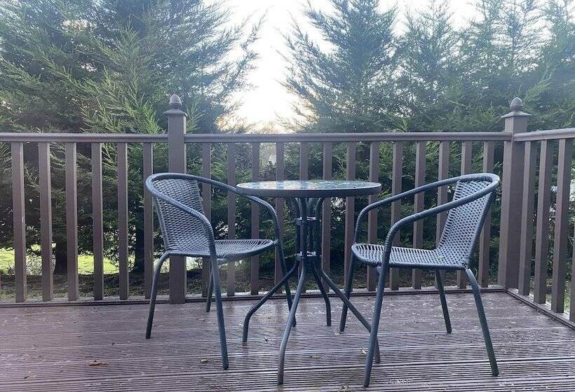 Stunning 4 Bedroom Cabin With Hot Tub In Beattock!