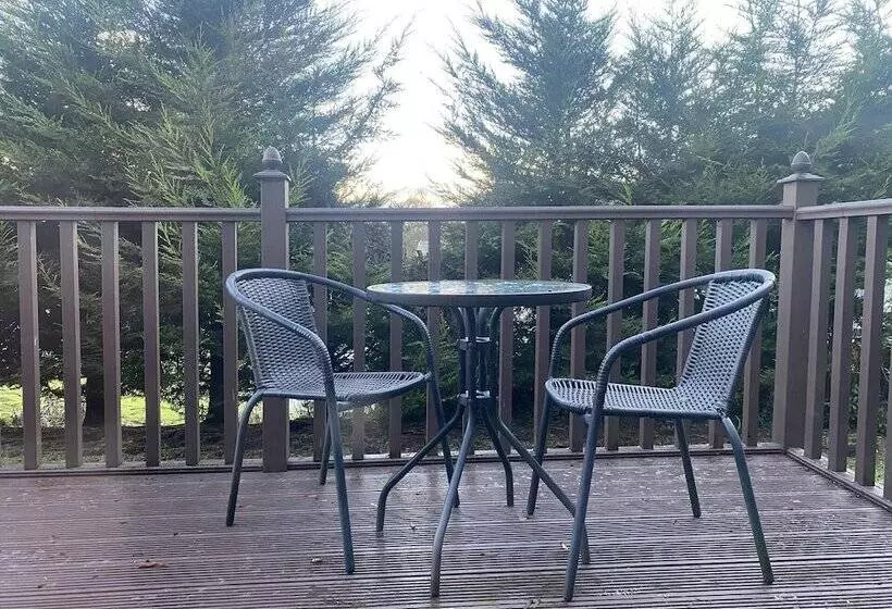 Stunning 4 Bedroom Cabin With Hot Tub In Beattock!