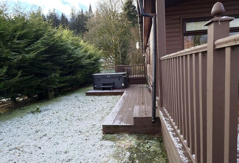 Stunning 4 Bedroom Cabin With Hot Tub In Beattock!