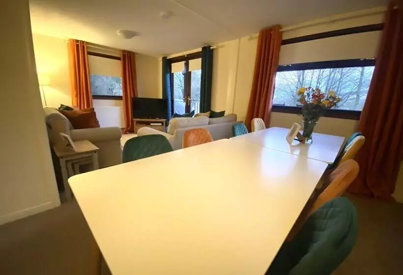 Stunning 4 Bedroom Cabin With Hot Tub In Beattock!