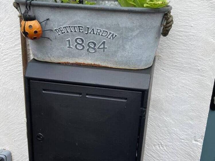 Stunning Quirky 2 Bed Cottage In New Brighton