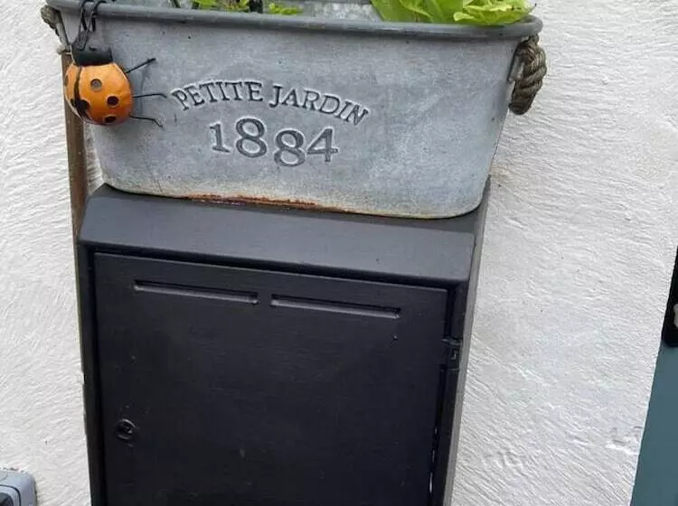 Stunning Quirky 2 Bed Cottage In New Brighton