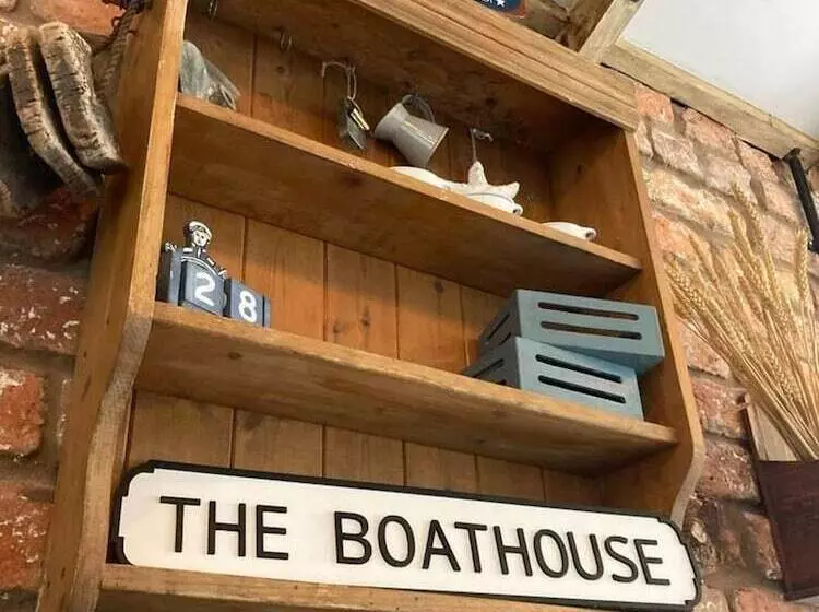 Stunning Quirky 2 Bed Cottage In New Brighton