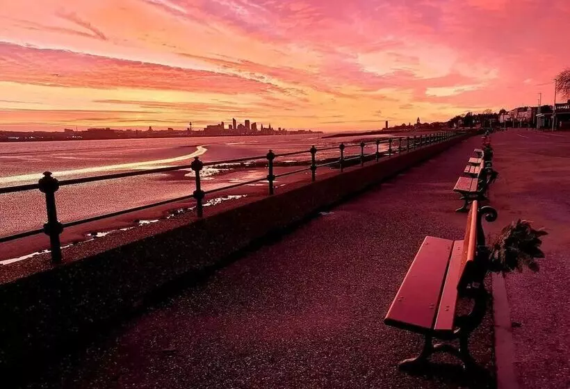 Stunning Quirky 2 Bed Cottage In New Brighton