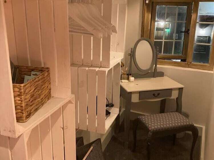 Stunning Quirky 2 Bed Cottage In New Brighton