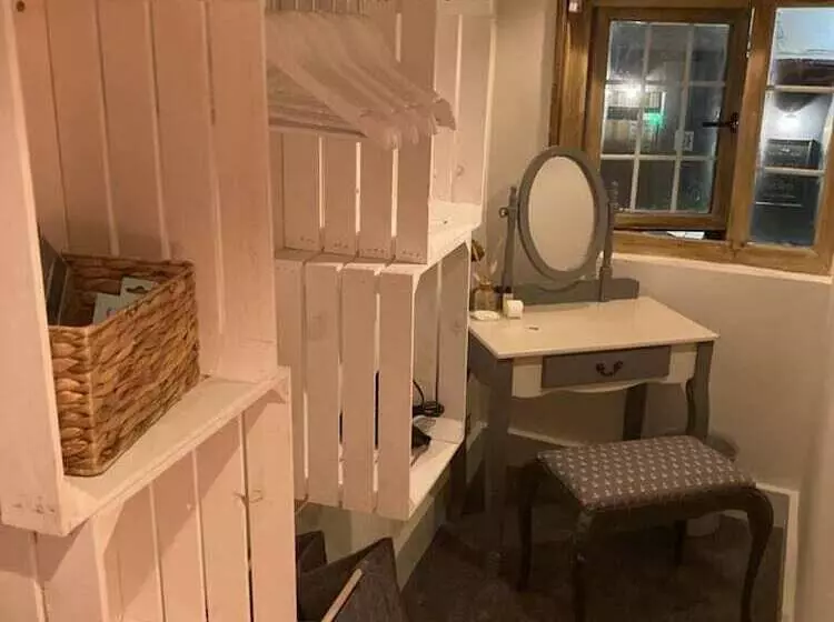 Stunning Quirky 2 Bed Cottage In New Brighton