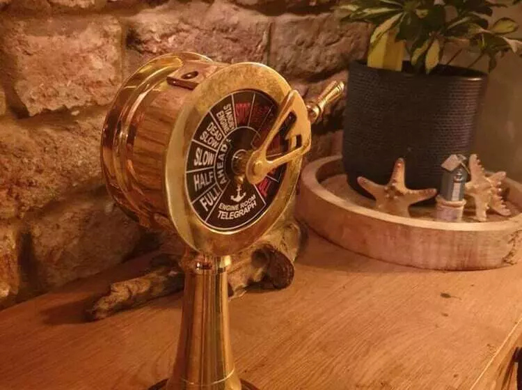 Stunning Quirky 2 Bed Cottage In New Brighton