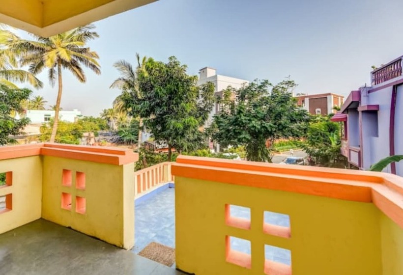 هتل Goroomgo Moon Ct Road Puri