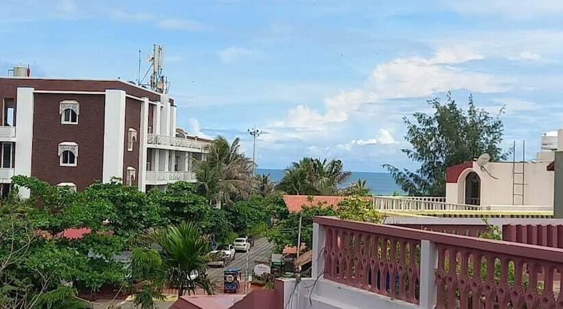 هتل Goroomgo Moon Ct Road Puri