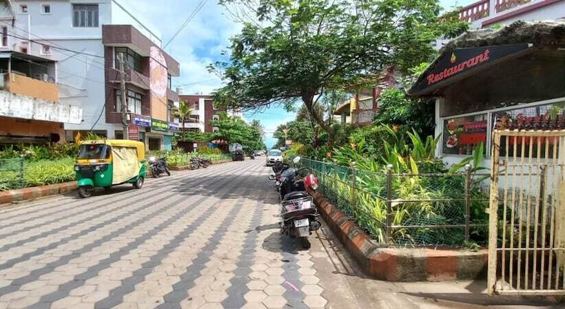 هتل Goroomgo Moon Ct Road Puri