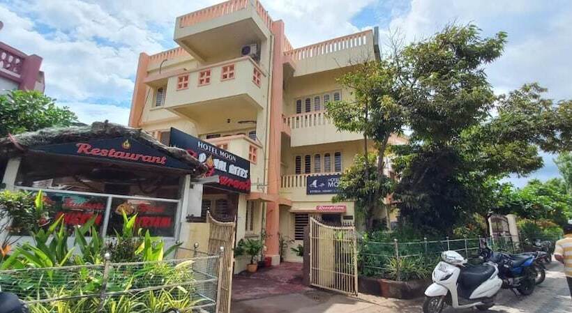 هتل Goroomgo Moon Ct Road Puri