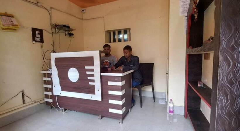 هتل Goroomgo Moon Ct Road Puri