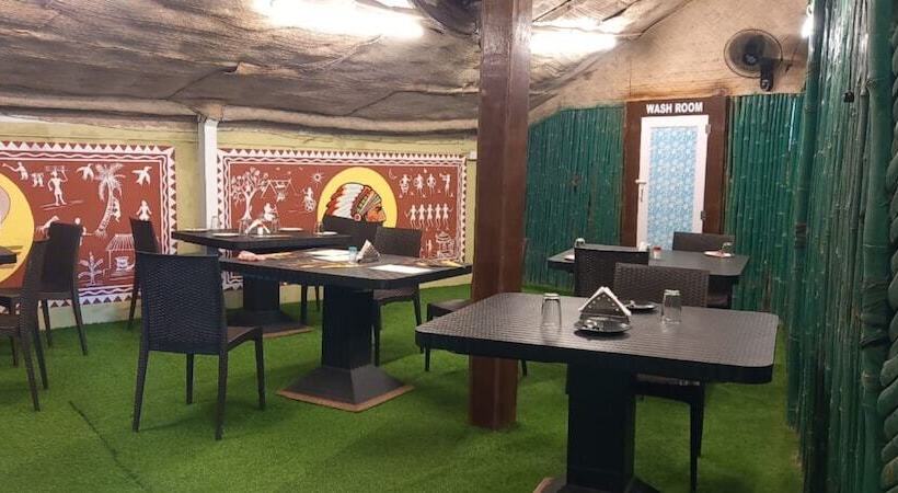 هتل Goroomgo Moon Ct Road Puri