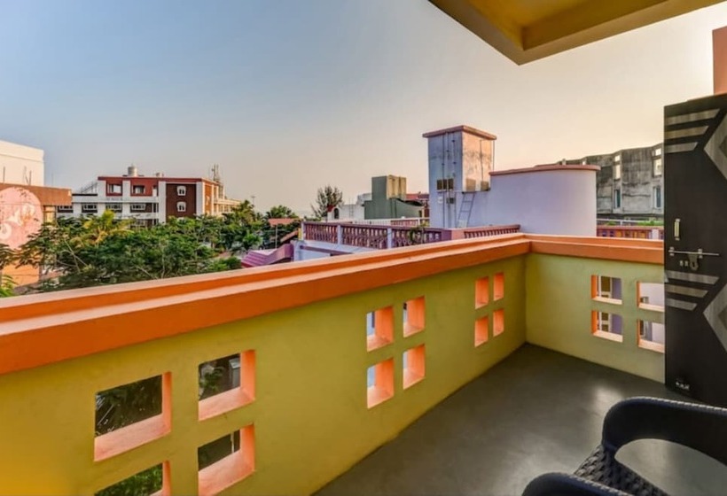 هتل Goroomgo Moon Ct Road Puri