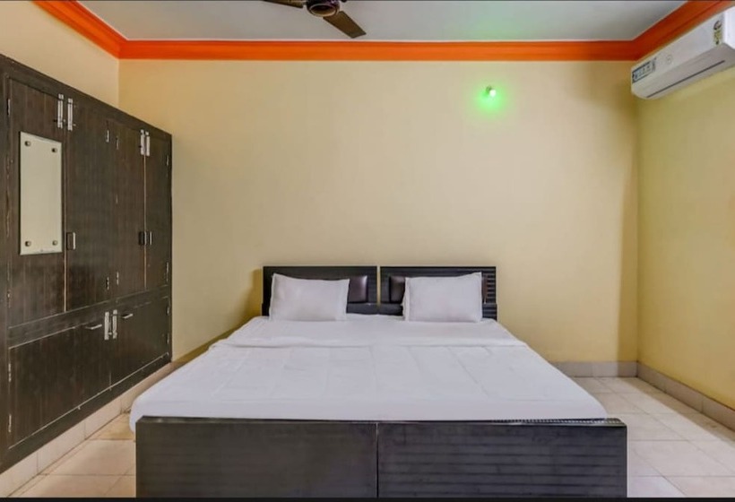 هتل Goroomgo Moon Ct Road Puri