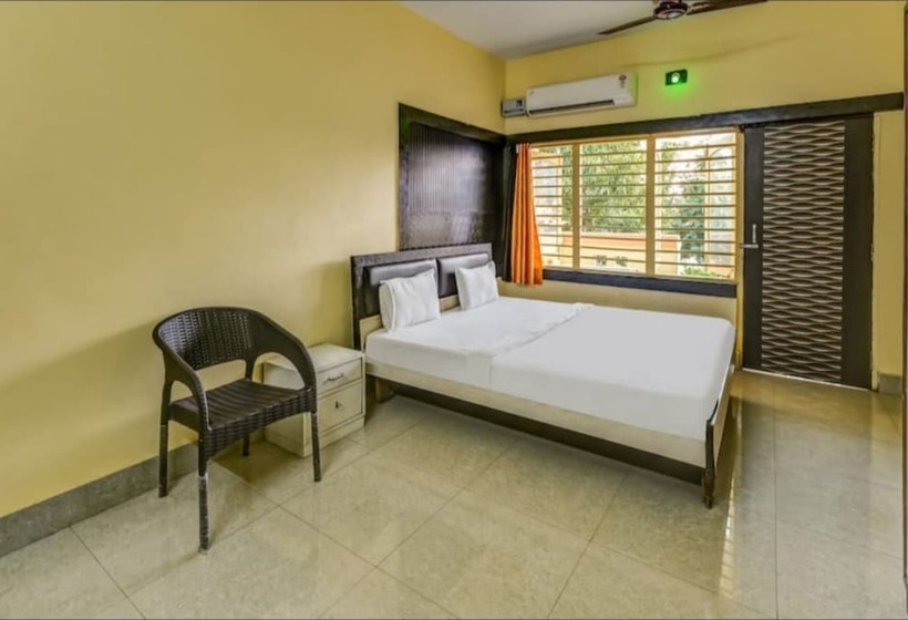 هتل Goroomgo Moon Ct Road Puri