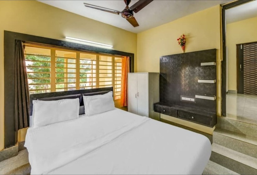 هتل Goroomgo Moon Ct Road Puri