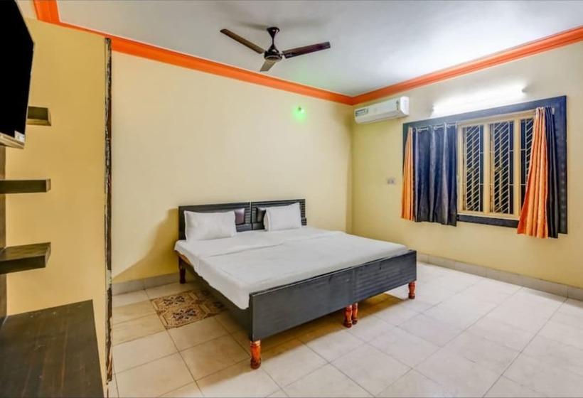 هتل Goroomgo Moon Ct Road Puri