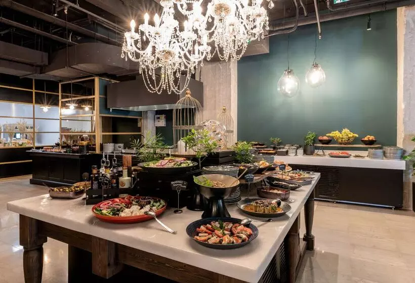 Skylark, Aluma Hotel & Resort