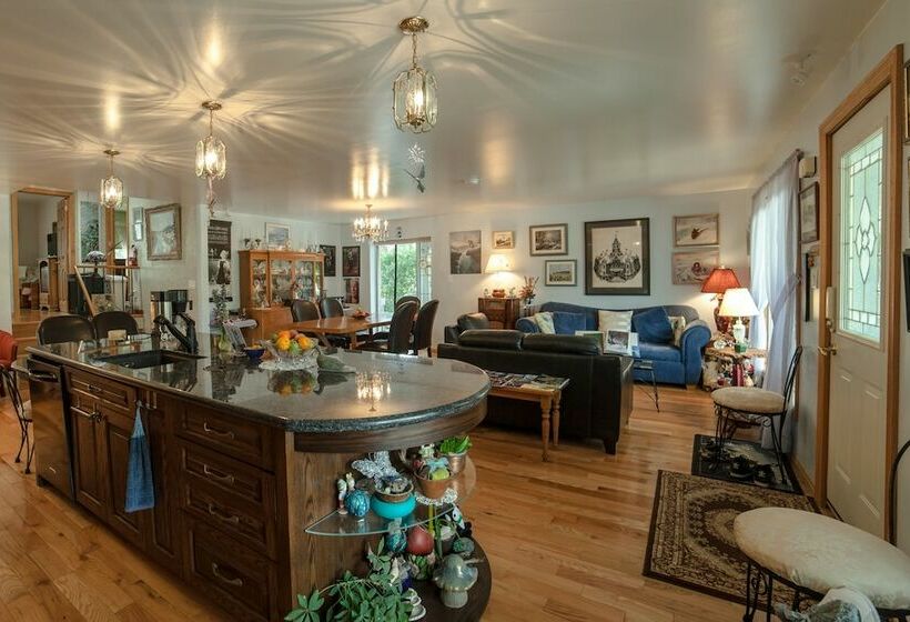 فندق A Garden Stroll B&b