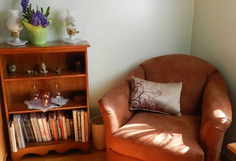 فندق A Garden Stroll B&b