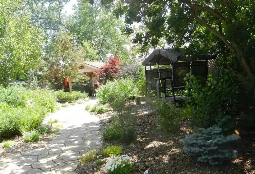 Hotelli A Garden Stroll B&b