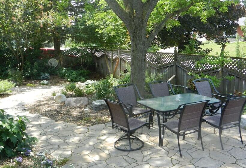 فندق A Garden Stroll B&b