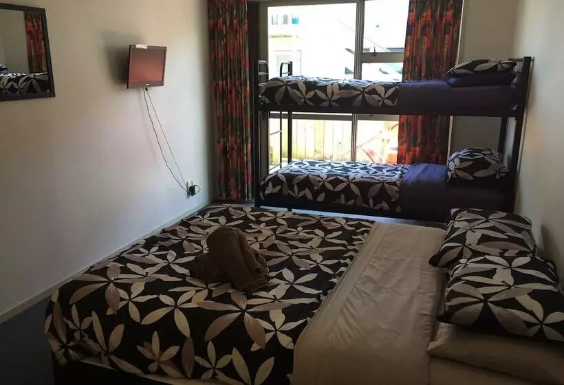 הוסטל Tiki Lodge Backpackers