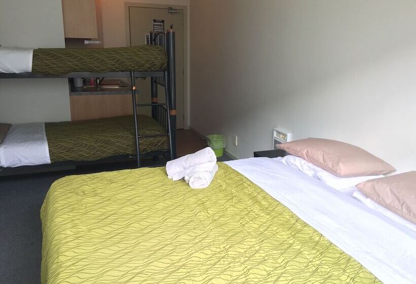 הוסטל Tiki Lodge Backpackers