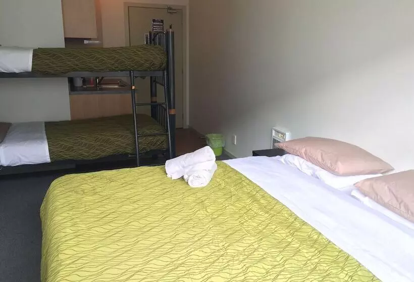 הוסטל Tiki Lodge Backpackers